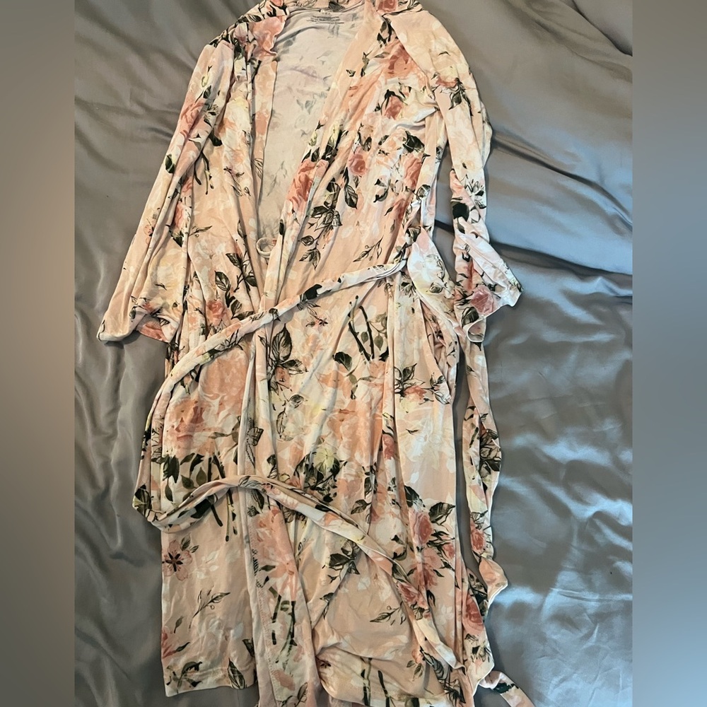 EUC Posh Peanut light pink Rose Robe Size medium